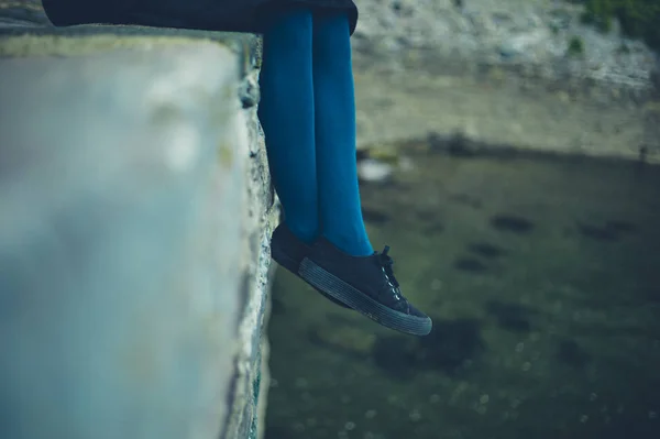 Pieds de jeune femme par rivière — Photo