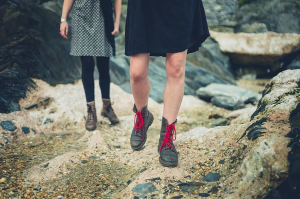 Ноги двух женщин, идущих по пляжу — стоковое фото