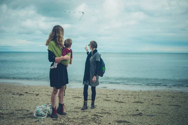 Duas jovens mulheres com um bebê na praia — Fotografia de Stock