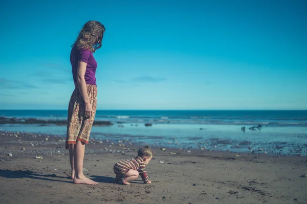 Mor och barn på stranden — Stockfoto