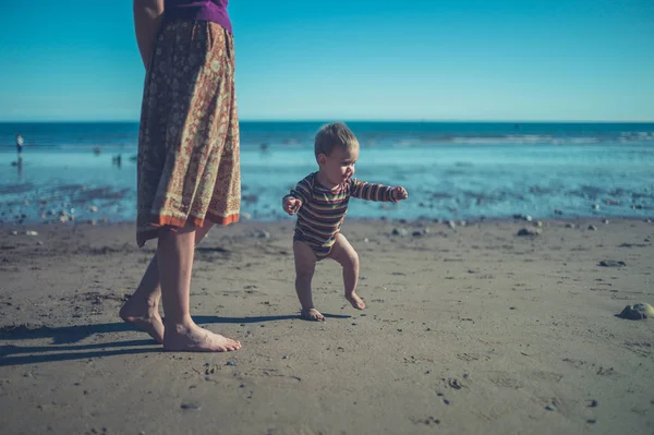 엄마와 아기는 해변에서 — 스톡 사진