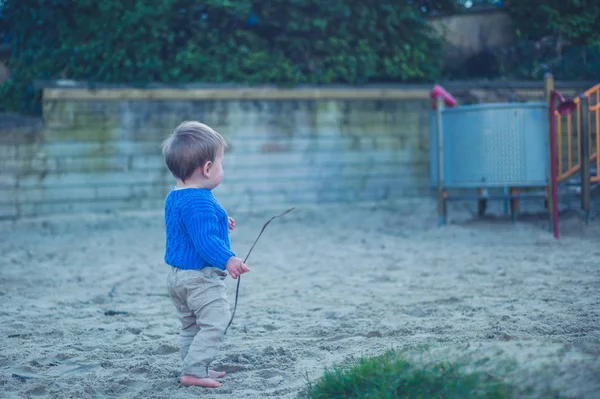 Kumda oynayan şirin bebek — Stok fotoğraf