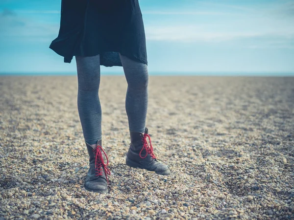 Piernas de una mujer caminando en la playa en otoño — Foto de Stock