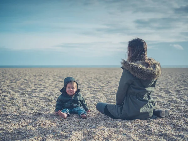 Madre con bebé en la playa — Foto de Stock