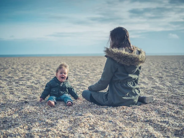 Madre con bebé en la playa — Foto de Stock