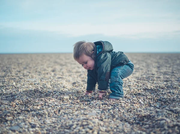 Mignon petit bébé sur la plage — Photo