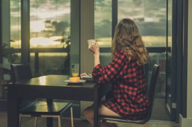 Kahvaltı şehir daire penceresinde tarafından kadın