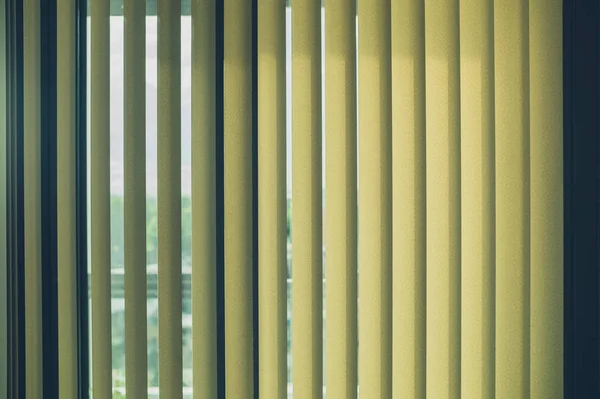 Blinds door het venster bij daglicht — Stockfoto