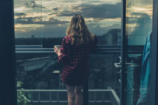 Donna che beve caffè sul balcone all'alba — Foto Stock