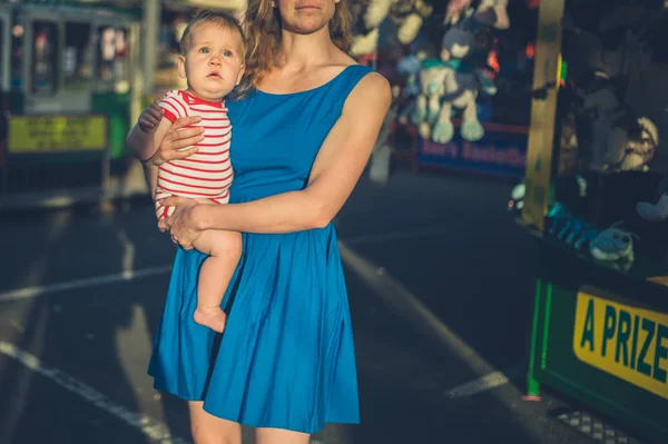 Madre con el bebé en la feria —  Fotos de Stock