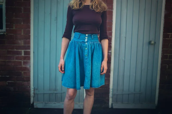 Young Woman Standing Courtyard — Stock Photo, Image