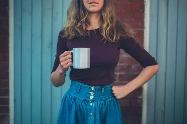 Ung Kvinna Med Stor Mugg Kaffe Står Gården — Stockfoto