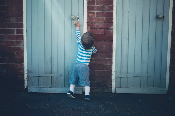 Маленький Мальчик Малыш Тянется Ручке Двери Сарая Дворе — стоковое фото