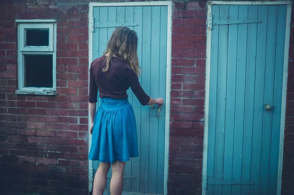 Молодая Женщина Открывает Дверь Сарая — стоковое фото