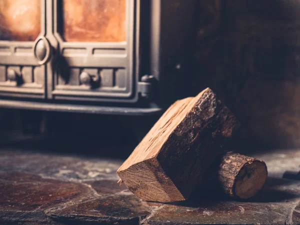 Een Kleine Stapel Van Logboeken Door Een Houtkachel — Stockfoto