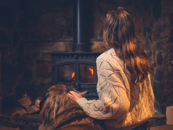 Une Jeune Femme Est Assise Près Feu Poêle Bois Avec — Photo