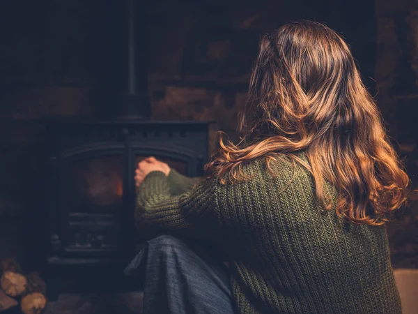 Una Giovane Donna Sta Scaldando Davanti Fuoco Taglialegna — Foto Stock