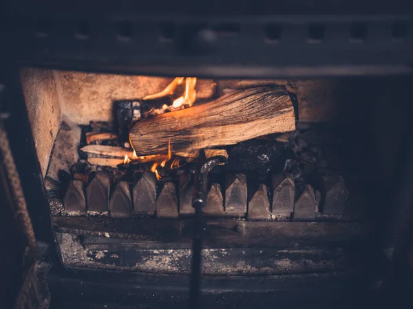 Sebuah Kayu Bakar Terbakar Atas Api Dalam Pembakar Kayu — Stok Foto