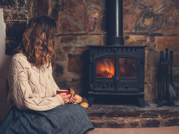 Een Jonge Vrouw Een Witte Trui Zit Bij Open Haard — Stockfoto