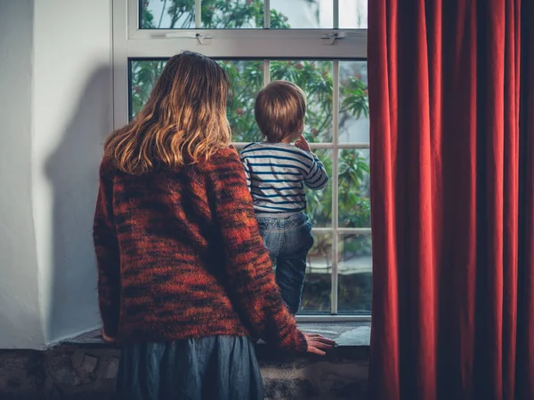 Young Wmother Looking Out Window Her Little Toddler Boy — Stock Photo, Image