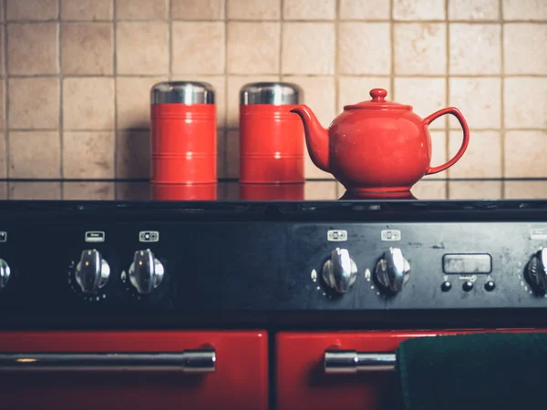 厨房炉子上的红色茶壶 — 图库照片