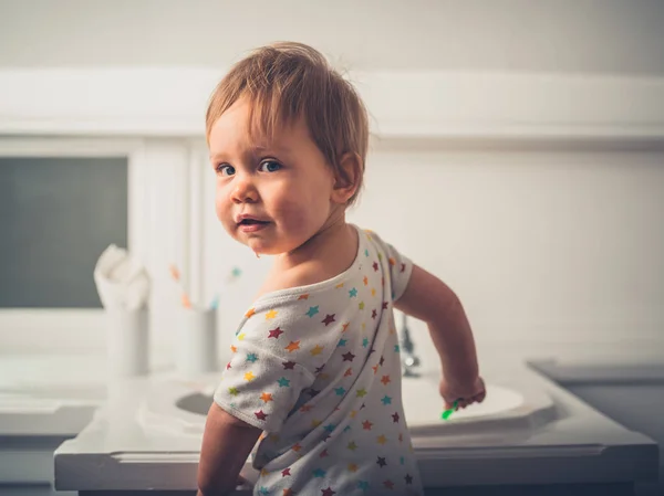 Ein Süßer Kleiner Junge Steht Waschbecken Badezimmer — Stockfoto