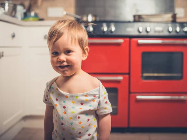 Милый Мальчик Стоит Плиты Кухне — стоковое фото