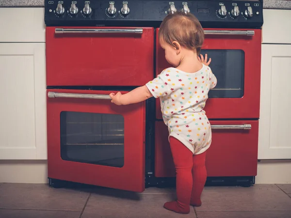 Een Schattige Kleine Jongen Keuken Openen Van Oven — Stockfoto