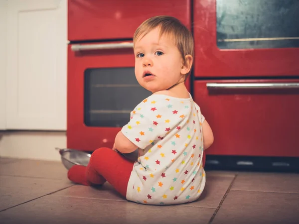Милий Маленький Хлопчик Сидить Підлозі Кухні Біля Печі — стокове фото