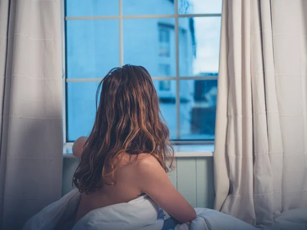 Молодая Женщина Просыпается Утром Окна — стоковое фото