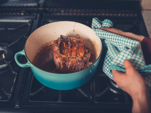 Hands Young Woman Handling Pot Suculent Delicious Pork Roast — Stock Photo, Image