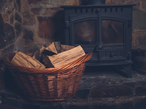 Ein Korb Voll Brennholz Einem Holzofen — Stockfoto