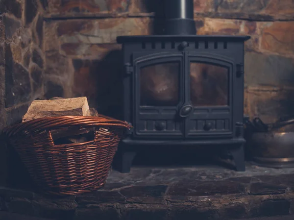 Een Traditionele Log Brander Met Een Mandje Met Brandhout — Stockfoto