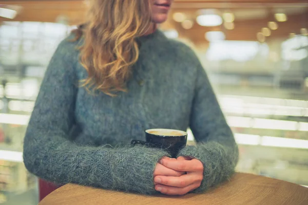 Молодая Женщина Пьет Чашку Кофе Кафе Аэропорта — стоковое фото