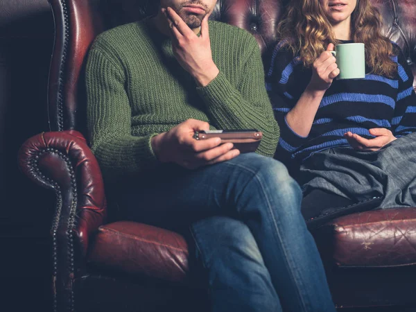 Young Couple Sitting Sofa Home Using Smart Phone Drinking Tea — Stock Photo, Image