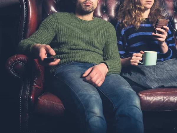 Ein Gelangweiltes Junges Paar Sitzt Hause Auf Einem Sofa Und — Stockfoto