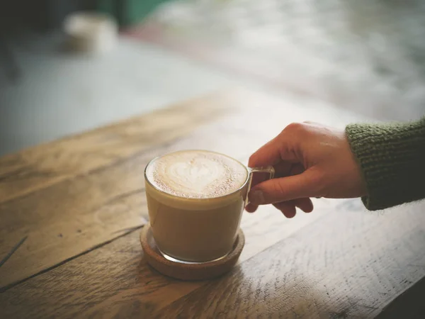 Hand Van Een Jonge Vrouw Houdt Een Kopje Koffie — Stockfoto