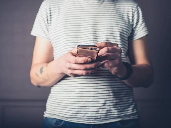 Mladý Muž Používá Svůj Chytrý Telefon Obývacím Pokoji Luxusní — Stock fotografie