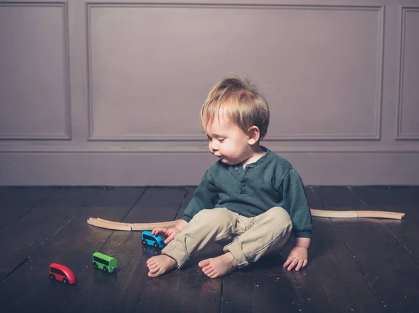 Ein Süßer Kleiner Junge Sitzt Auf Dem Boden Und Spielt — Stockfoto