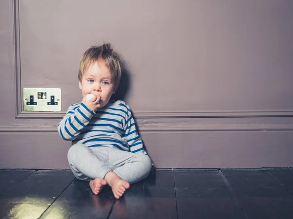 Roztomilý Malý Chlapec Sedí Podlaze Žvýkání Elektrický Adaptér — Stock fotografie