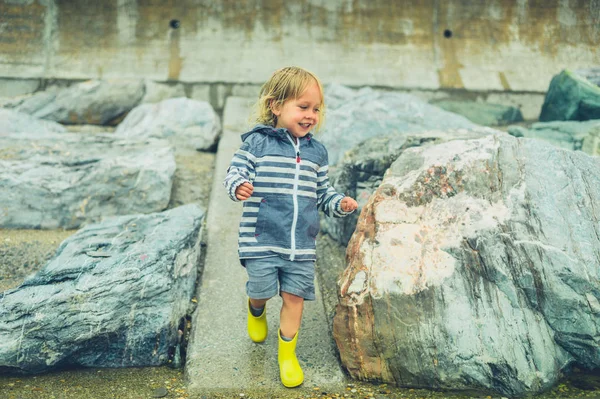 Petit Bambin Court Joue Sur Une Plage Rocheuse Sous Pluie — Photo