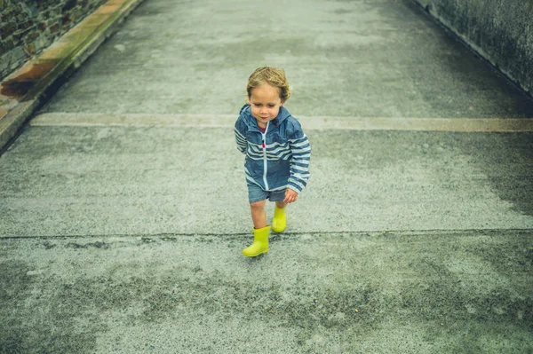 Little Toddler Weatherproofs Running Concrete Path — Stock Photo, Image