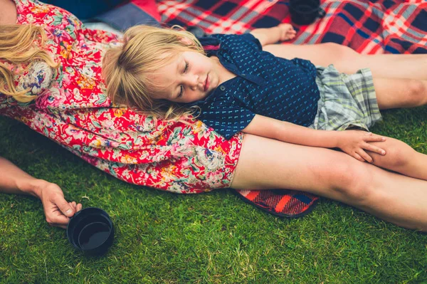 Little Toddler Relaxing His Mother Lap Picnic Blanket Park — Stock Photo, Image
