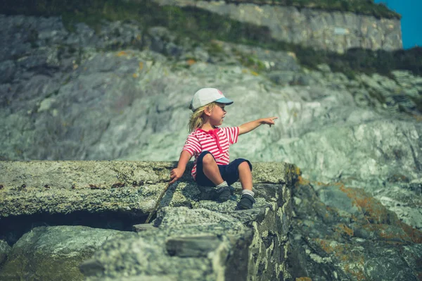 Niño Pequeño Está Sentado Una Roca Junto Mar — Foto de Stock