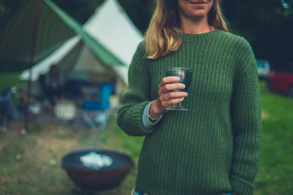 Uma Jovem Está Bebendo Vinho Pôr Sol Acampamento — Fotografia de Stock