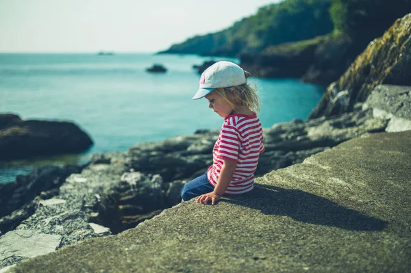 Niño Pequeño Está Sentado Una Roca Junto Mar — Foto de Stock