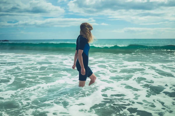 Young Woman Wearing Wetsuit Standing Beach Summer Waves Crashing — Stock Photo, Image