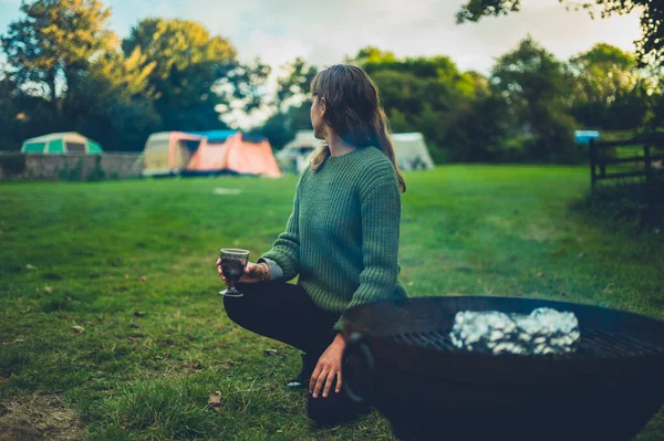 Uma Jovem Está Desfrutando Copo Vinho Perto Uma Fogueira Acampamento — Fotografia de Stock