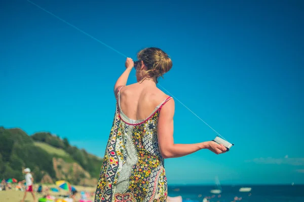 Young Woman Flying Kite Beach Summer — Stock Photo, Image