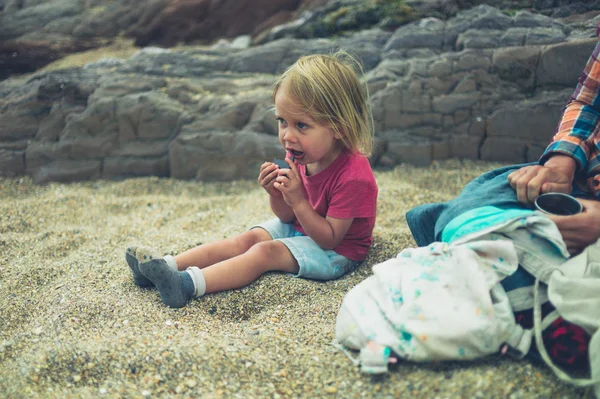 Niño Pequeño Está Comiendo Chocolate Playa Con Madre — Foto de Stock